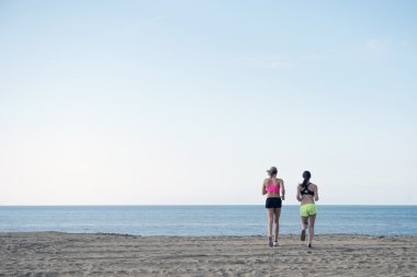 Kadınlar denize doğru koşu