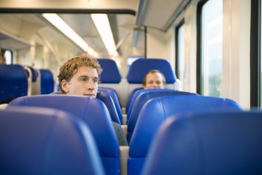 pencereden dışarı bakarak adam