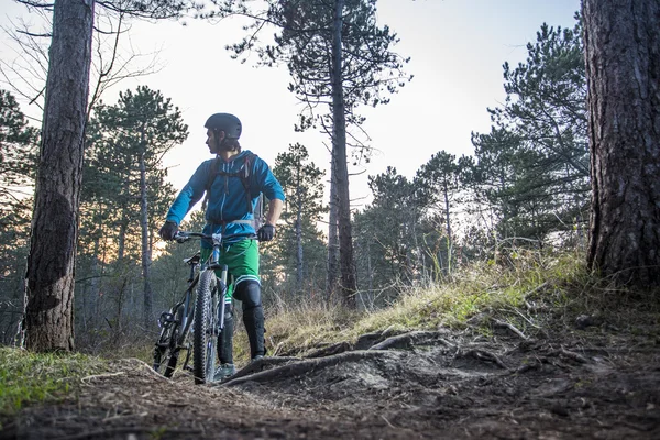 Ciclista de montaña mirando por encima de su hombro — Foto de Stock