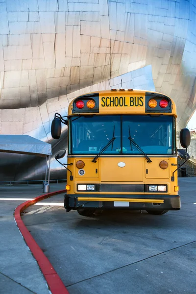 Школьный автобус припаркован у красной смотровой площадки — стоковое фото