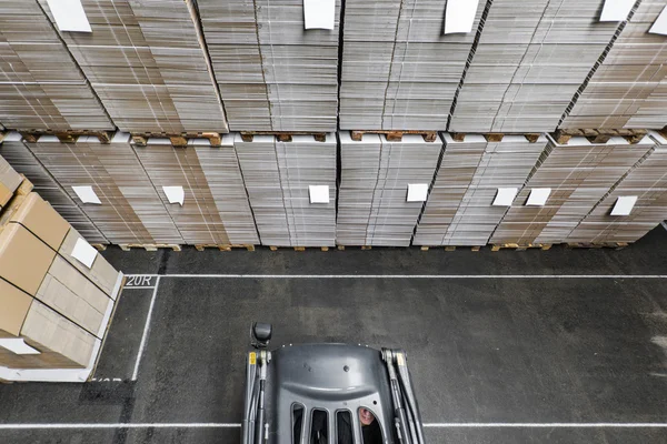 Palletizer, stacking pallets of boxes — Stock Photo, Image