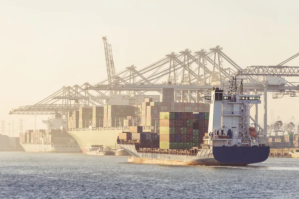 Containerschiffe kommen an — Stockfoto