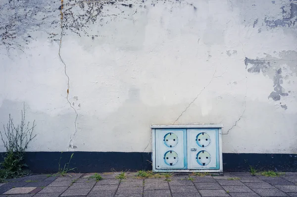 Malowane graffiti socet gniazda zasilania — Zdjęcie stockowe