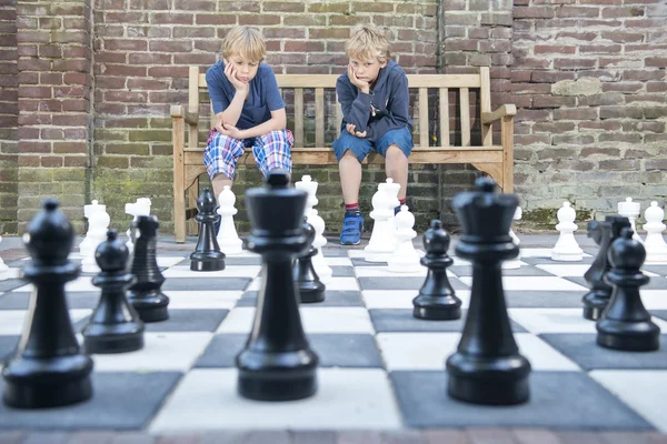 Jungen denken über ihren nächsten Schritt nach — Stockfoto