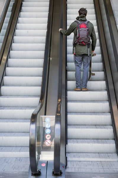 Mann steigt auf Rolltreppe auf — Stockfoto