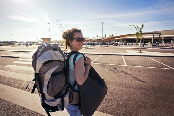 Femme avec un énorme sac à dos stnding — Photo