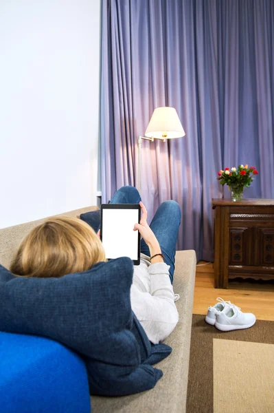 Frau entspannt mit Tablette — Stockfoto