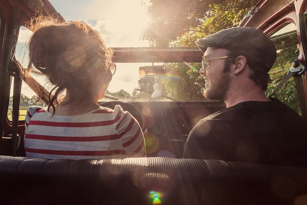 Paar rijdende auto — Stockfoto