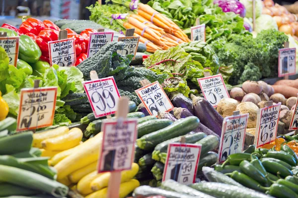 Färska grönsaker på en farmer's market — Stockfoto