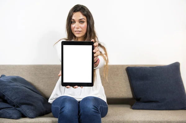 Tela em branco de um tablet eletrônico, sendo realizada por um jovem — Fotografia de Stock