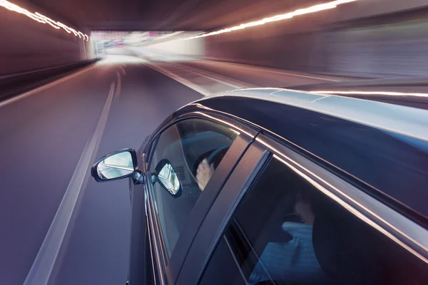 Carro dirigindo através de um túnel — Fotografia de Stock