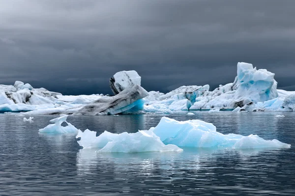 Ledu bergs tání v Jokullsarlon — Stock fotografie