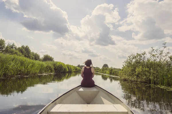 Žena na přídi člunu — Stock fotografie