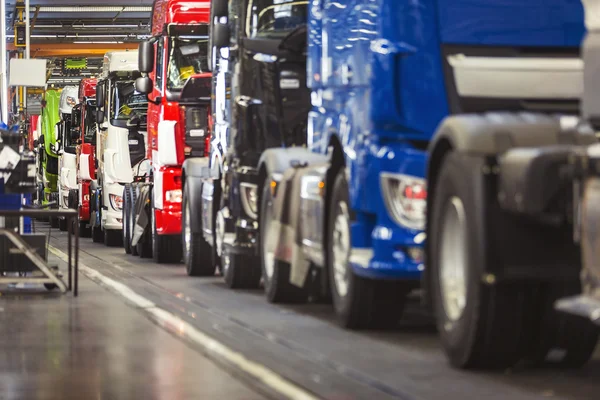 Fila di camion in una fabbrica di camion — Foto Stock