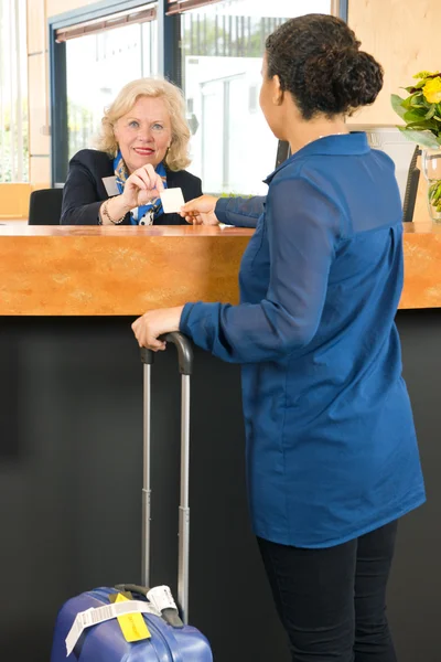 Recepcionista entregando cartão-chave — Fotografia de Stock