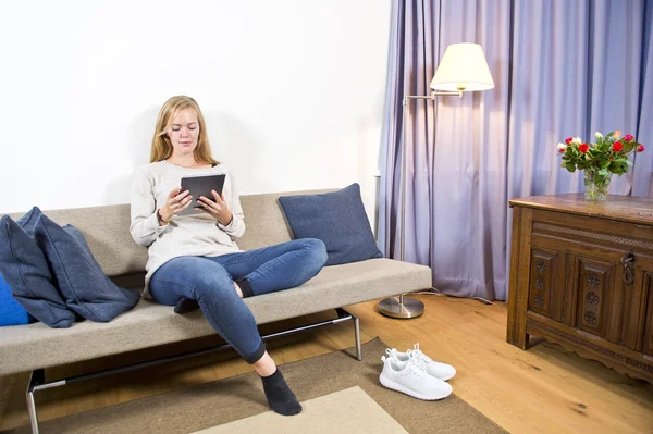 Vrouw surfen op een draagbaar apparaat — Stockfoto