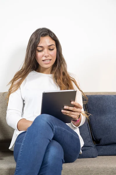 Mujer usando tableta pc — Foto de Stock