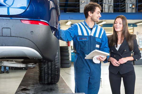 Mechanic providing customer service — Stock Photo, Image