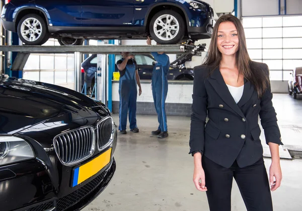 Customer standing in front of her car — Stock Photo, Image