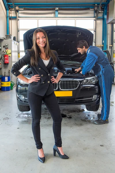 Értékesítési nő elé egy autó állandó — Stock Fotó