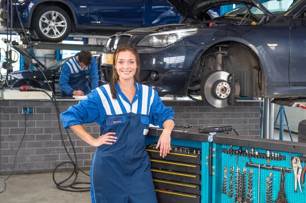 Mechanic leunend tegen een hulpprogramma trolley — Stockfoto