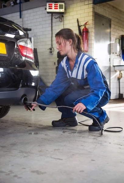 Mechaniker überprüft die Abgaswerte — Stockfoto