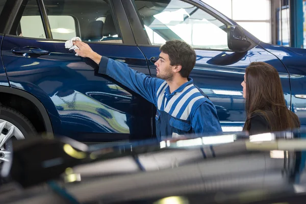 Mechanic polishing a vehicle — Stock Photo, Image