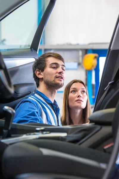 Mechanic ger information till en kvinna — Stockfoto