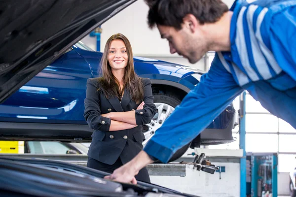 Mechanic vaststelling van auto — Stockfoto