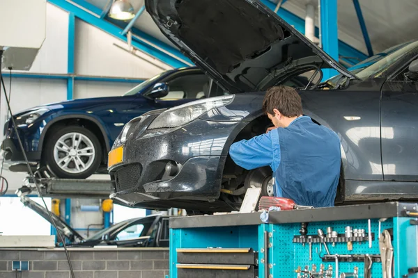 Meccanico al lavoro in un garage — Foto Stock