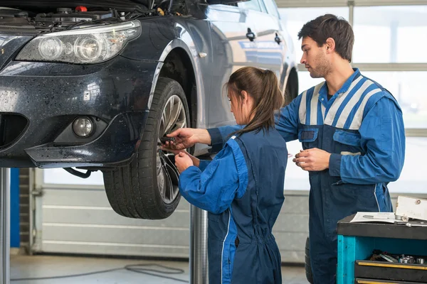 Mechaniker unterrichten Praktikanten — Stockfoto