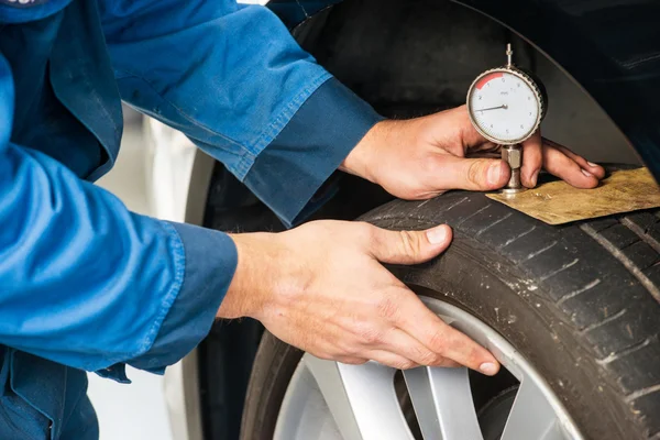 Mechaniker, der eine Messanzeige drückt — Stockfoto