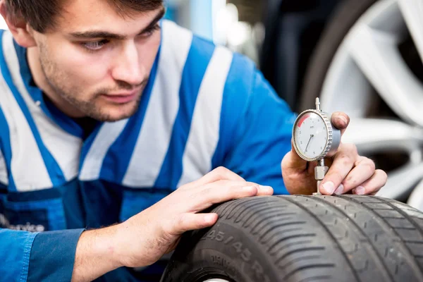 Mechaniker, der ein Messgerät überprüft — Stockfoto