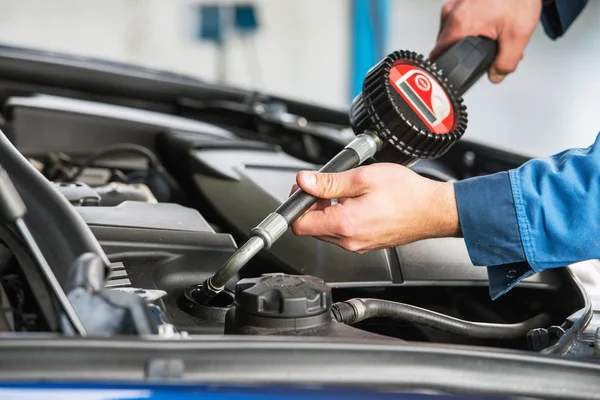 Sedan krijgt een olieverversing door een automonteur — Stockfoto