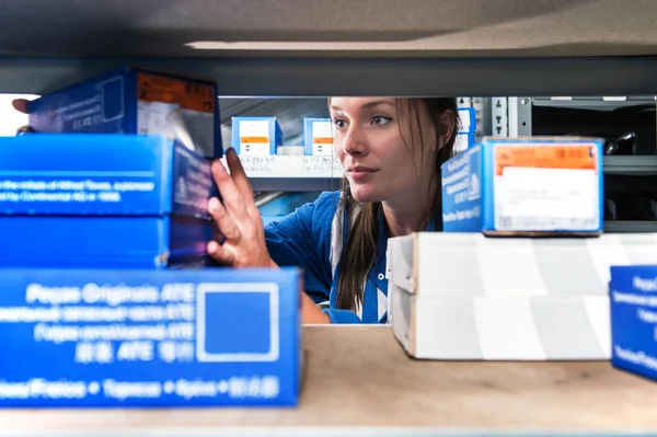 Mechanic picking up spare parts — Stock Photo, Image