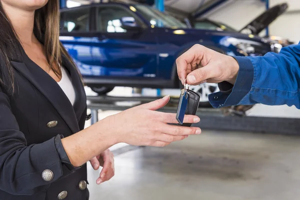 Kunde bekommt Autoschlüssel — Stockfoto