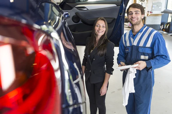 Kundin holt ihr gewartetes Auto ab — Stockfoto