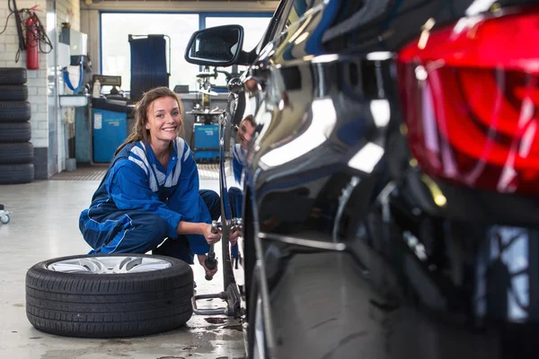 Mechanik wymiana przednich opon — Zdjęcie stockowe