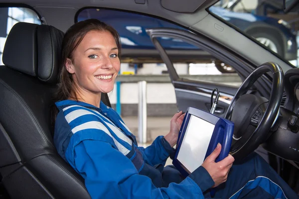 Mechanic running a diagnostics program — Stock Photo, Image