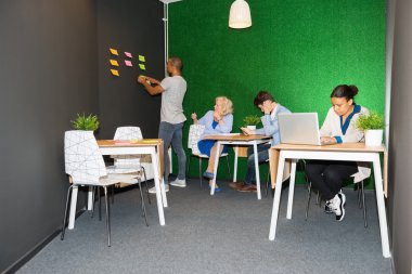 Modern ofis lobisinde emekçilerin