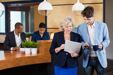 Evrak işlerini tartışırken iş adamları