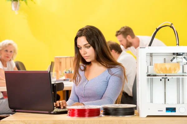 Diseñador femenino usando el ordenador portátil — Foto de Stock