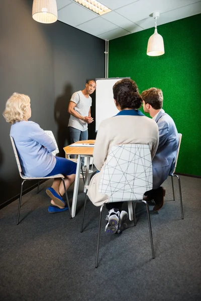 Geschäftsleute diskutieren in Büro-Lobby — Stockfoto