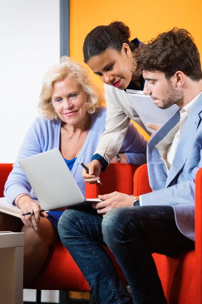 Empresarios confiados discutiendo — Foto de Stock