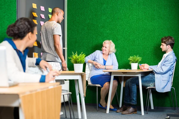 Geschäftsleute diskutieren — Stockfoto