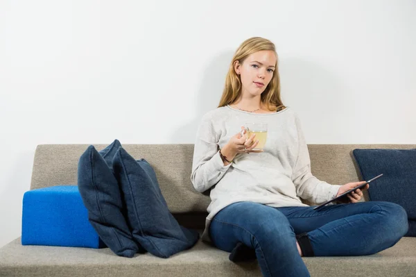 Vrouw bedrijf drinken — Stockfoto