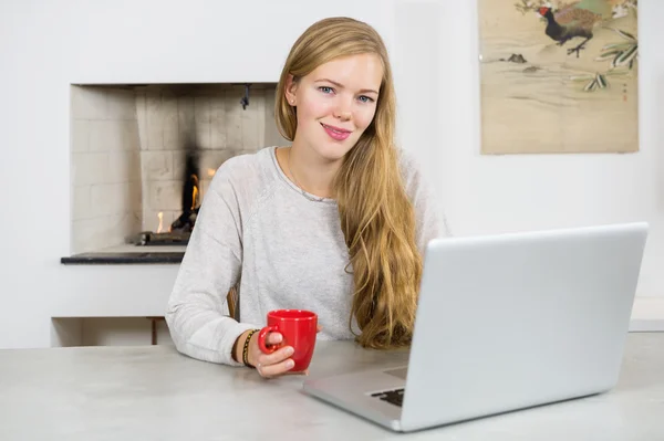 Vrouw met koffie — Stockfoto