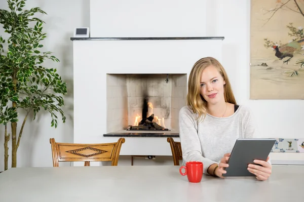 Woman Using Tablet — Stock Photo, Image