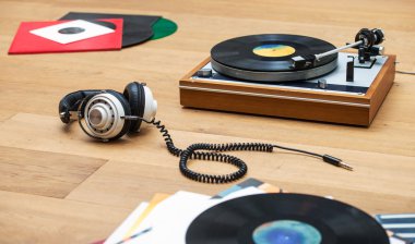 Vinil plak çalar ve kulaklık