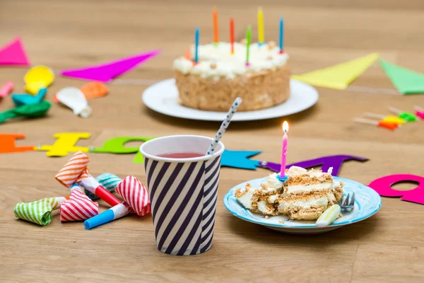 Mutlu doğum günü pastası ve içecekler — Stok fotoğraf